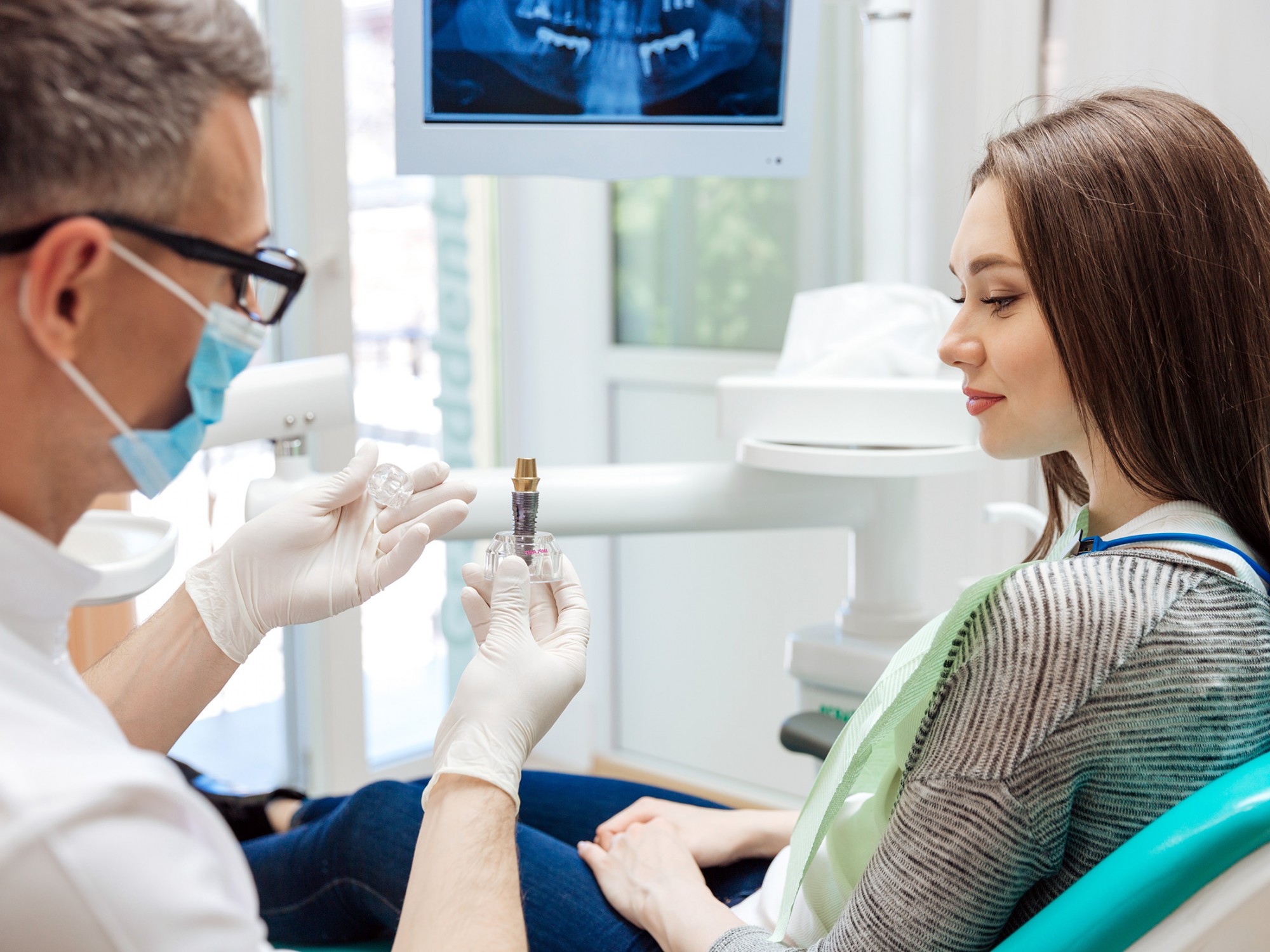 Pose d'une couronne en céramique sur un implant à Marseille